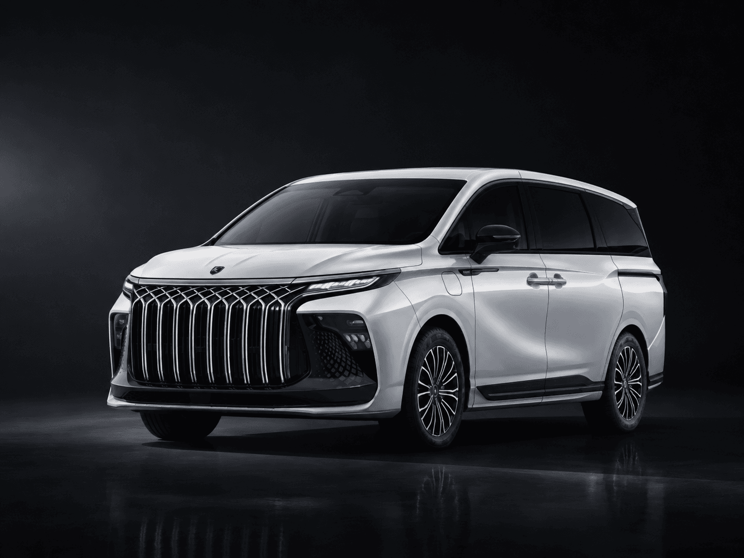 FORTHING V9 PHEV, vista frontal 3/4 en color blanco