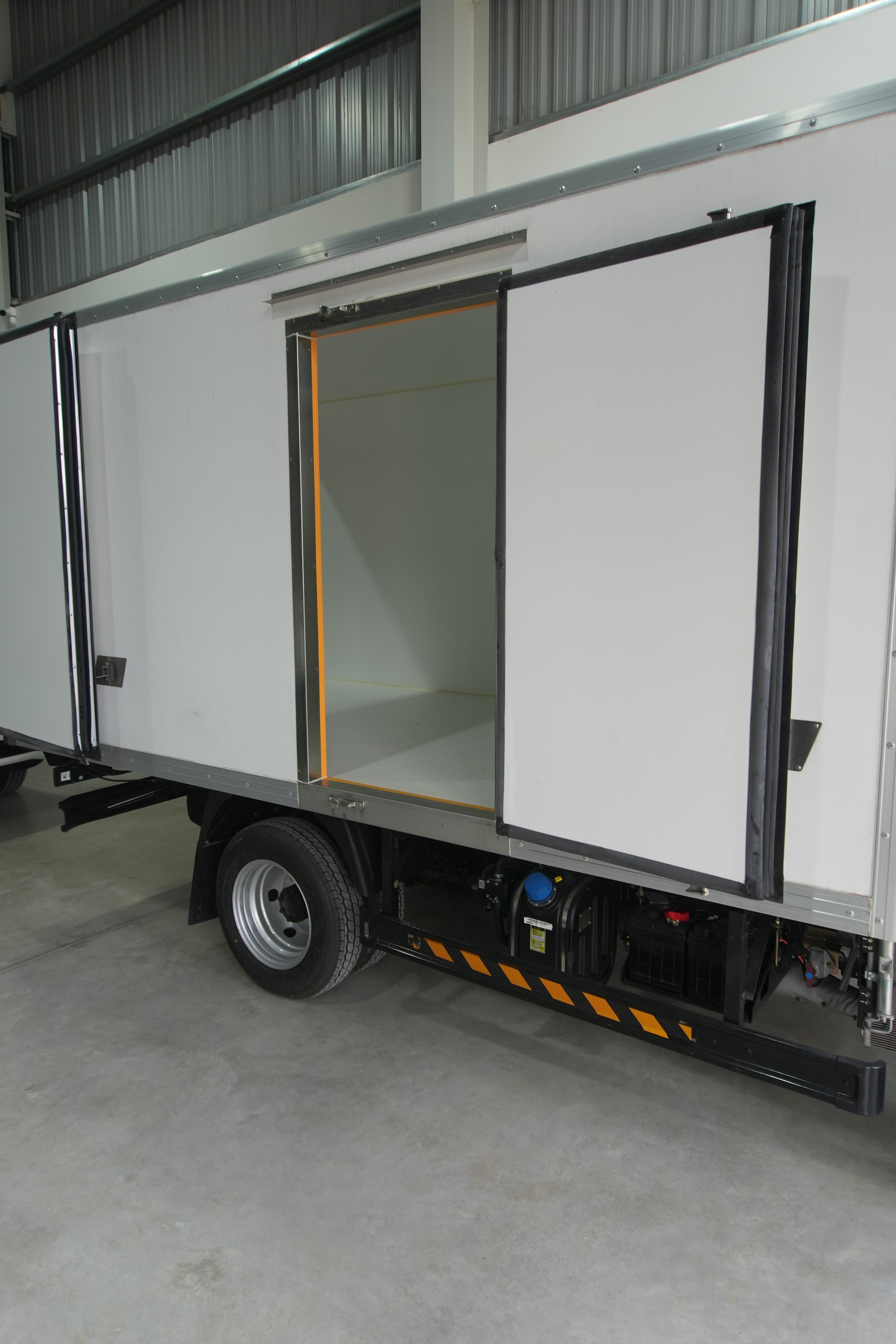 KAMA X1 Box, puerta lateral de caja abierta