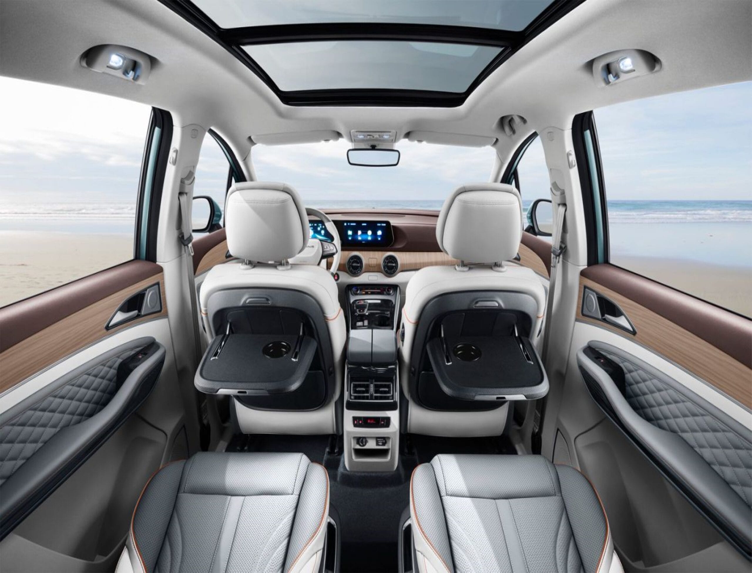 Interior del FORTHING U-TOUR HEV, plano amplio