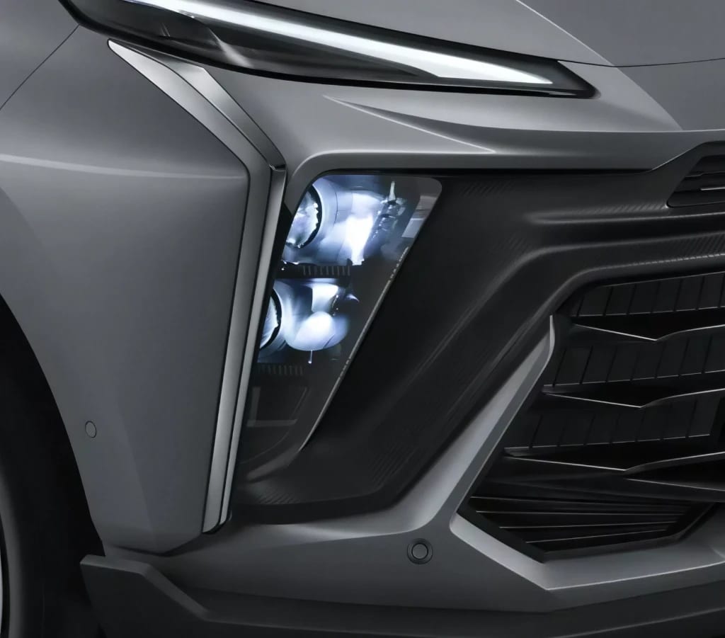 Detalle del óptico delantero LED del FORTHING T5 EVO, en gris oscuro