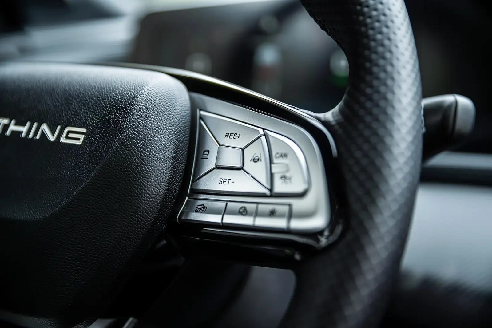 Comandos en el volante del FORTHING T5 HEV
