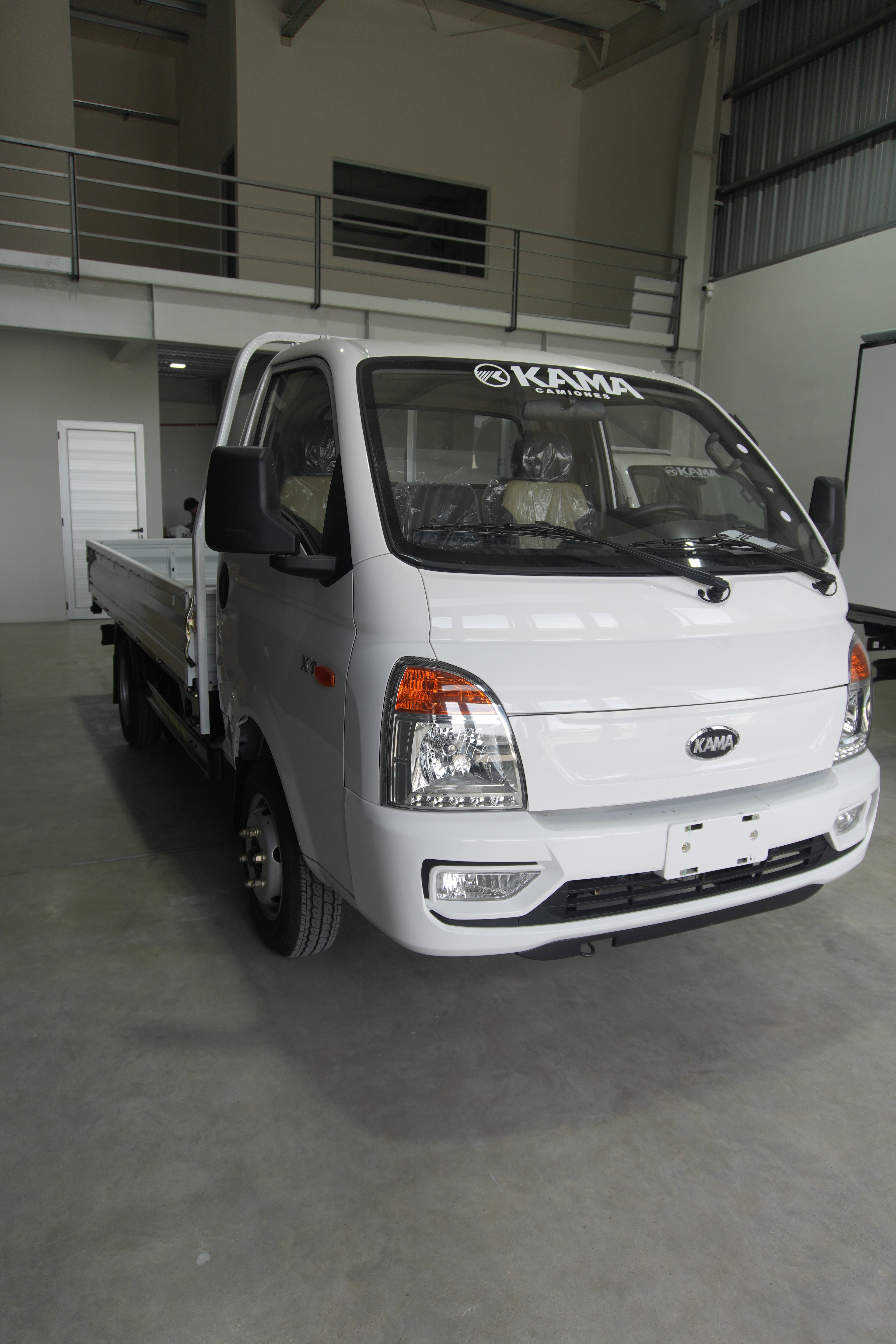 KAMA X1 configuración base, vista frontal 3/4